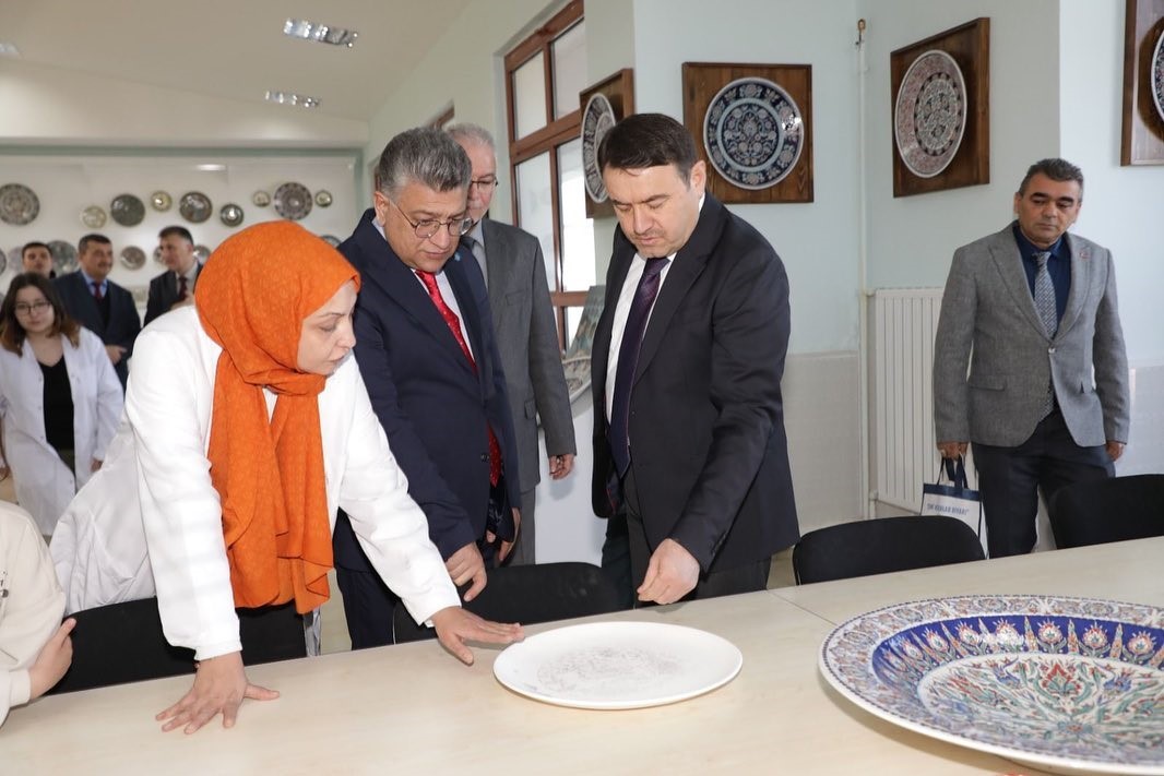 Vali Işın &Ccedil;ini Sanat&ccedil;ısı Hamza &Uuml;st&uuml;nkaya&rsquo;yı ziyaret etti
