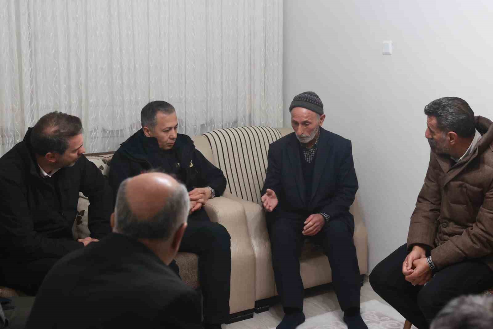 Bakan Yerlikaya ile Bakan Bayraktar&rsquo;dan madencilerin ailelerine ge&ccedil;miş olsun ziyareti
