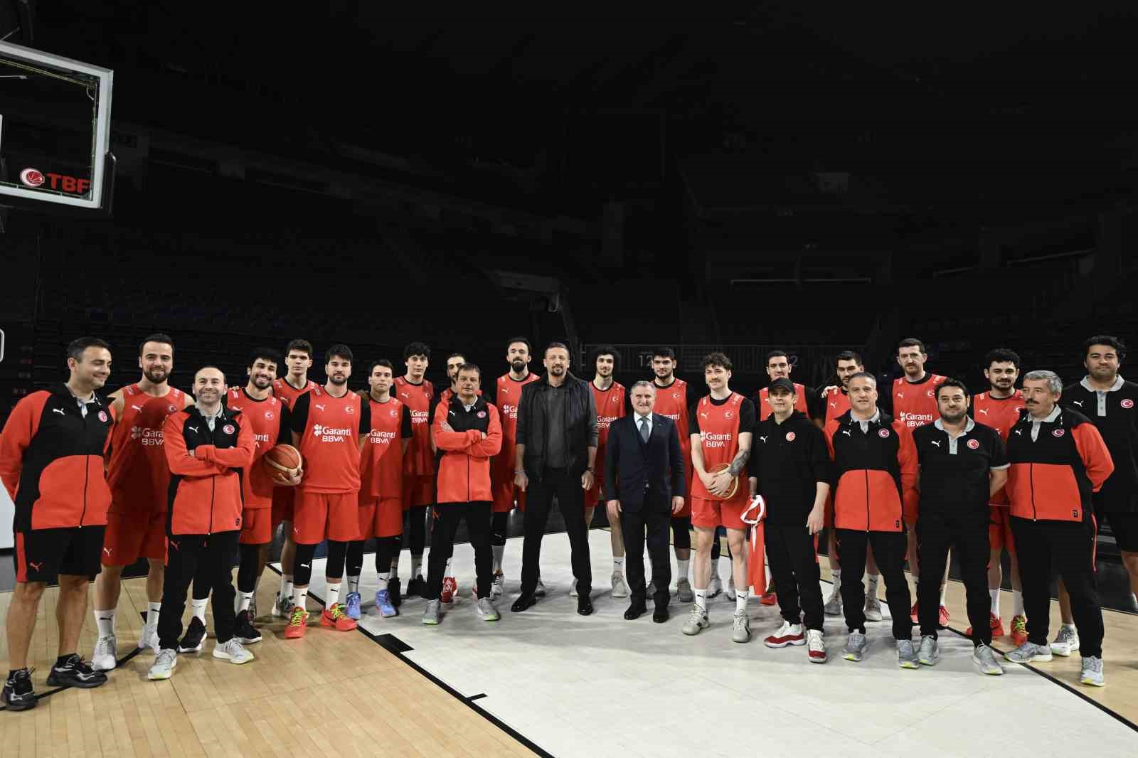 Bakan Bak’tan, A Milli Erkek Basketbol Takımı’na ziyaret