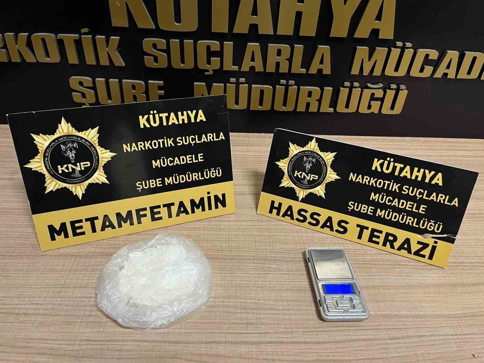 Kütahya’da uyuşturucu bulunan araçtaki 2’si kadın 3 kişi gözaltına alındı