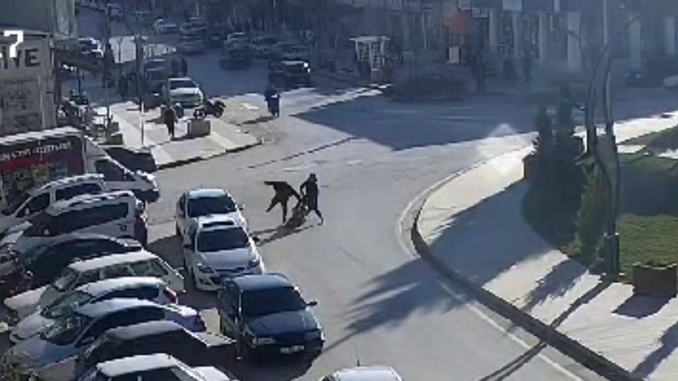 Burdur’da yola atlayan yaya tereddüt edince motosiklet çarpmasından kaçamadı