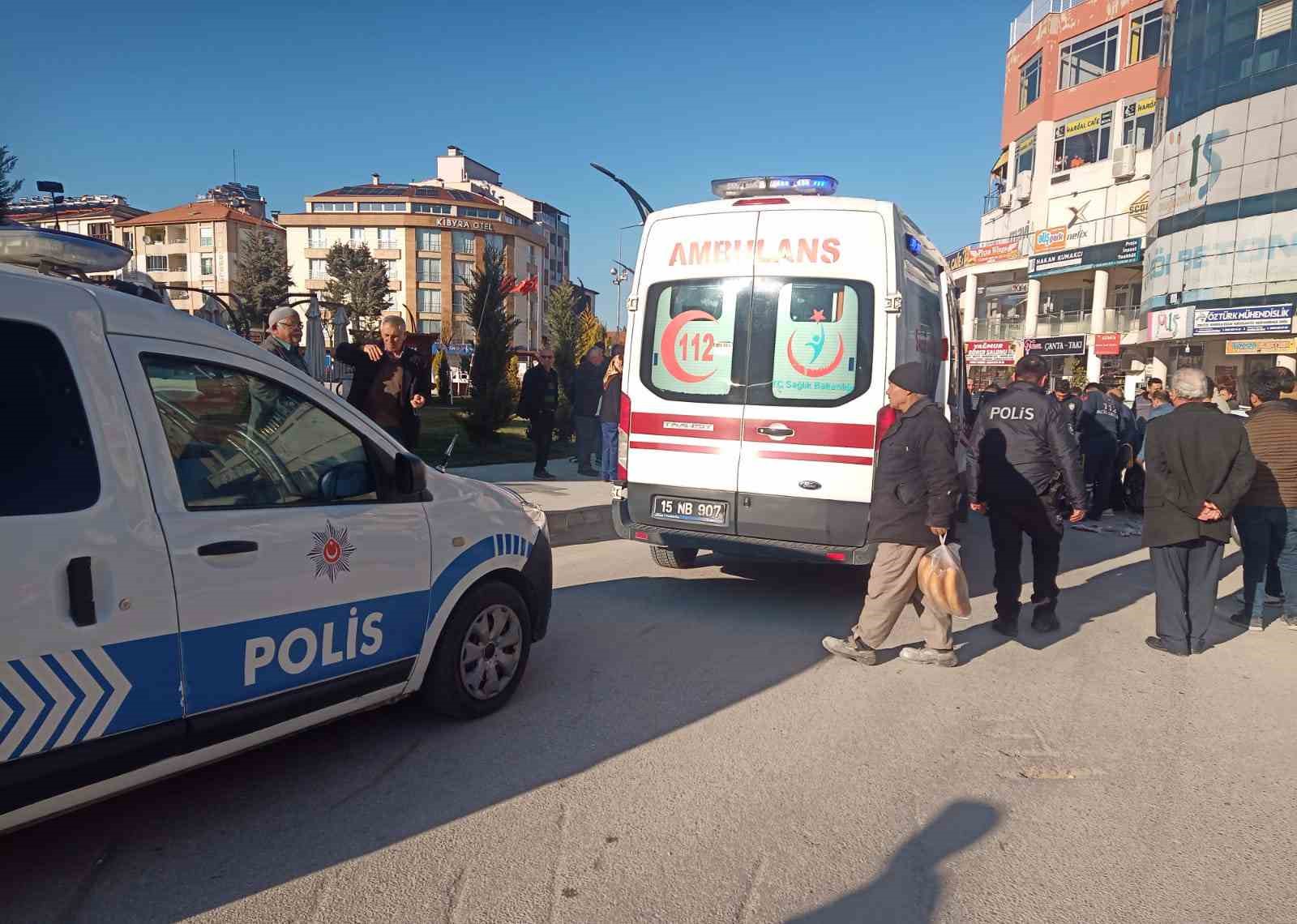 Burdur&rsquo;da yola atlayan yaya teredd&uuml;t edince motosiklet &ccedil;arpmasından ka&ccedil;amadı

