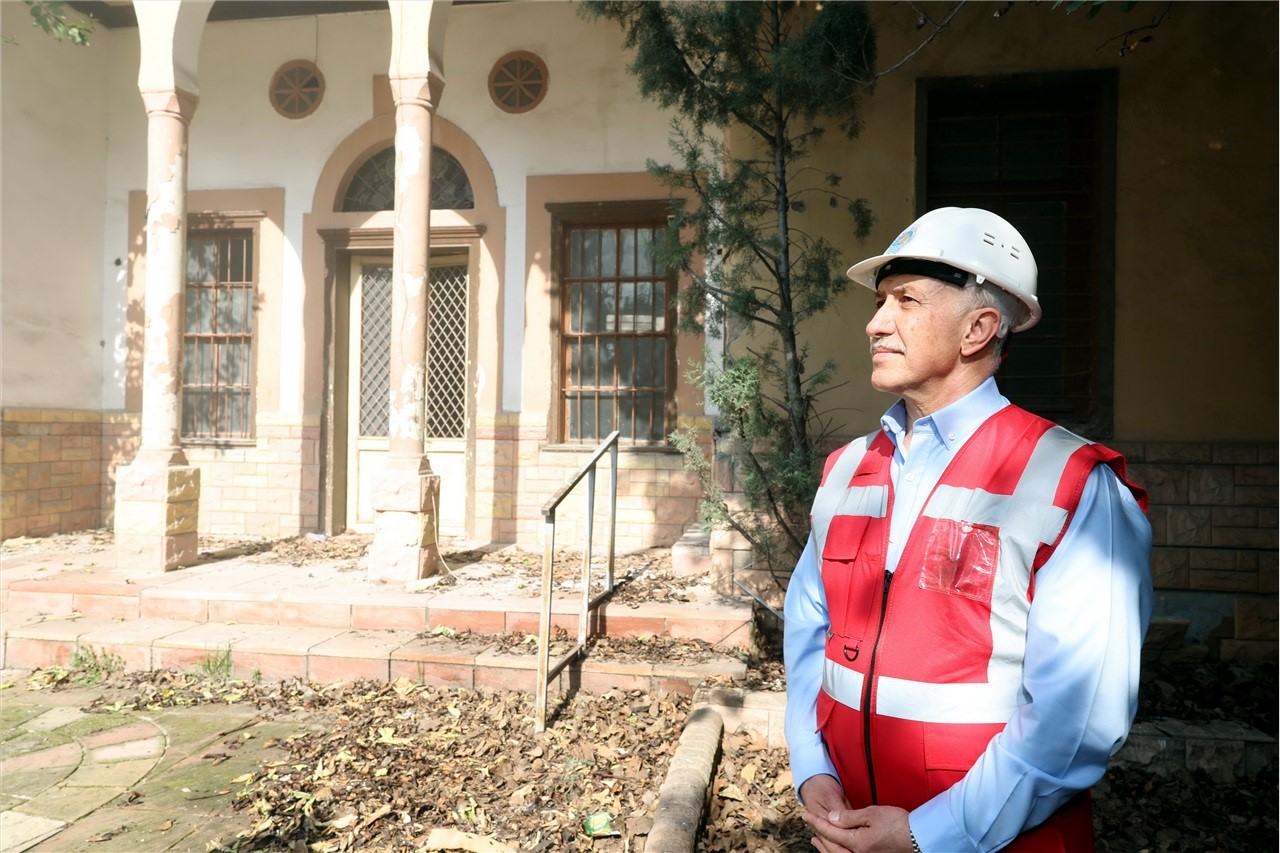 Bah&ccedil;edeki ka&ccedil;ak yapı yıkılıyor:100 yıllık okul, tekrar eğitime kazandırılacak
