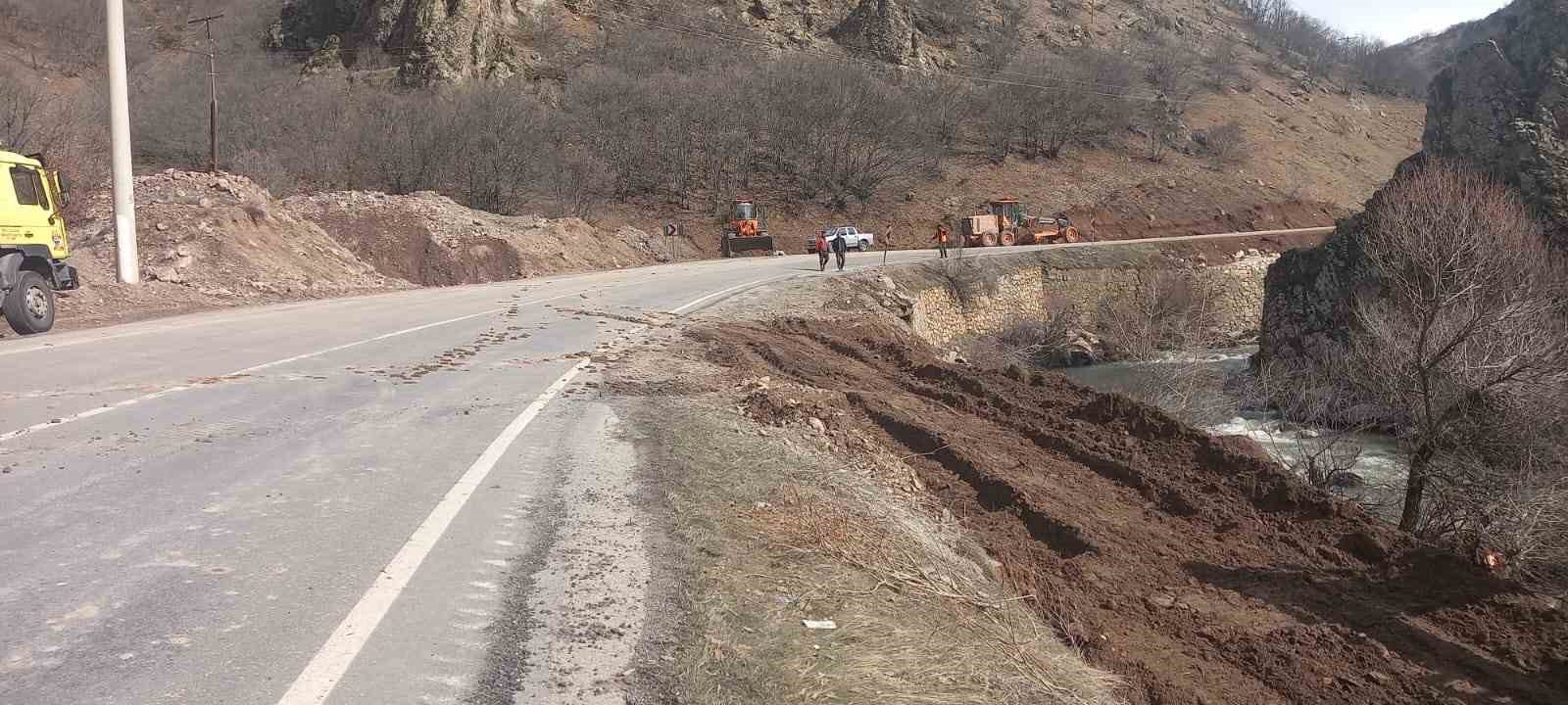 Tunceli’de devrilen tankerden çaya akan bitüm temizlendi