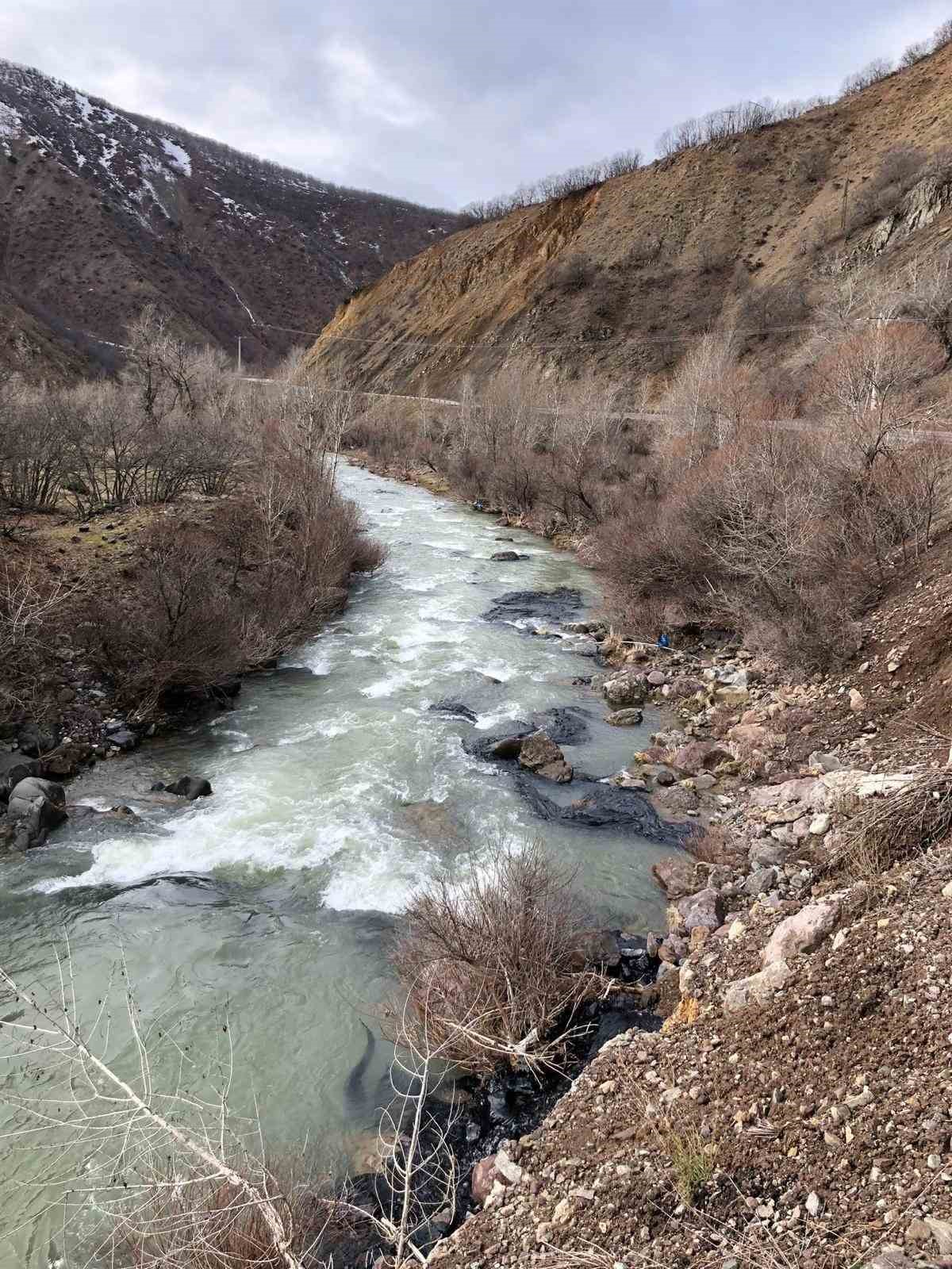 Tunceli’de devrilen tankerden çaya akan bitüm temizlendi
