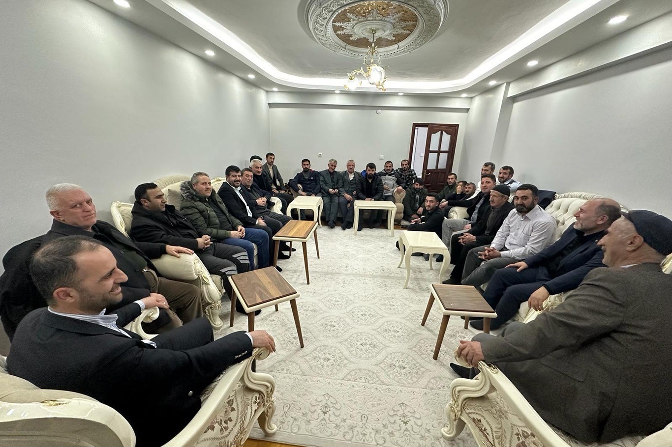 H&Uuml;DA PAR Ağrı Belediye Başkan Adayı Yılmaz, temaslarını s&uuml;rd&uuml;r&uuml;yor
