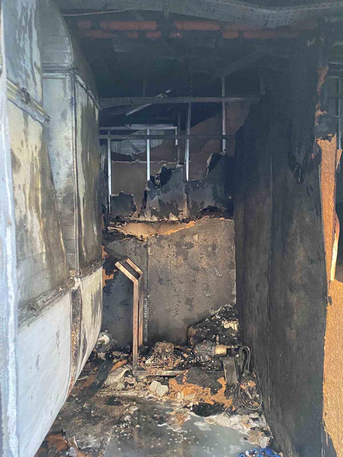 &Ccedil;ıkan yangında &uuml;retim tesisi kullanılmaz hale geldi
