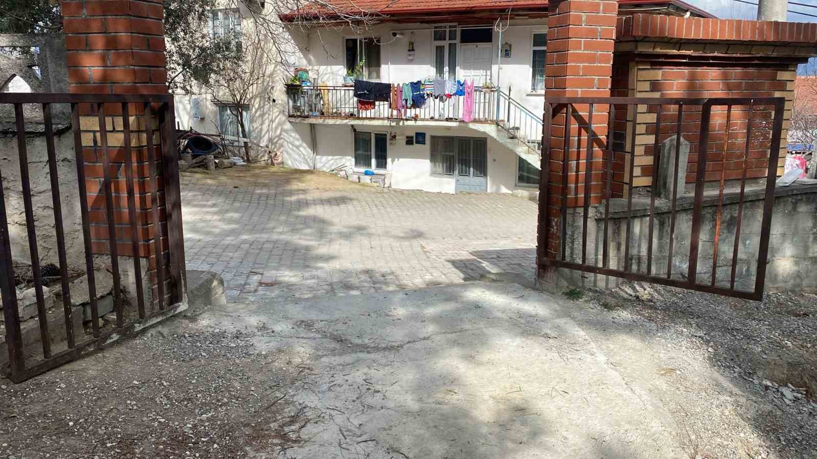 Tokat’ta mezarlık kapısı, hırsızların hedefi oldu