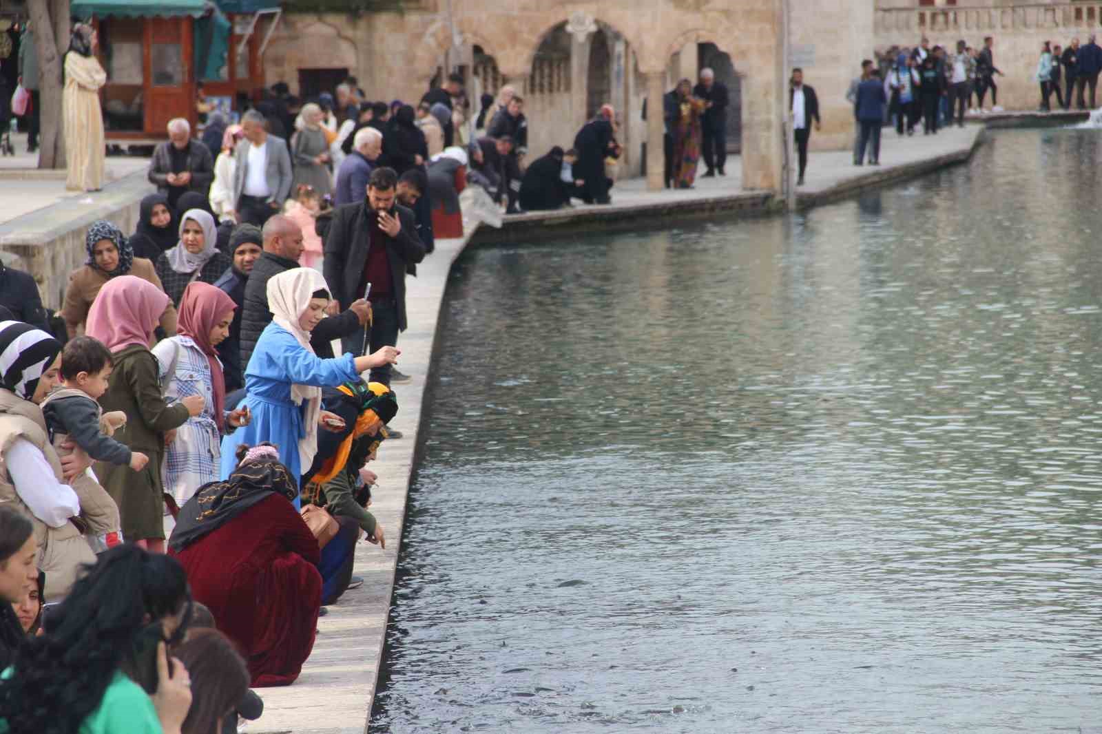 Güneşli havayı fırsat bilenler Balıklıgöl’e akın etti