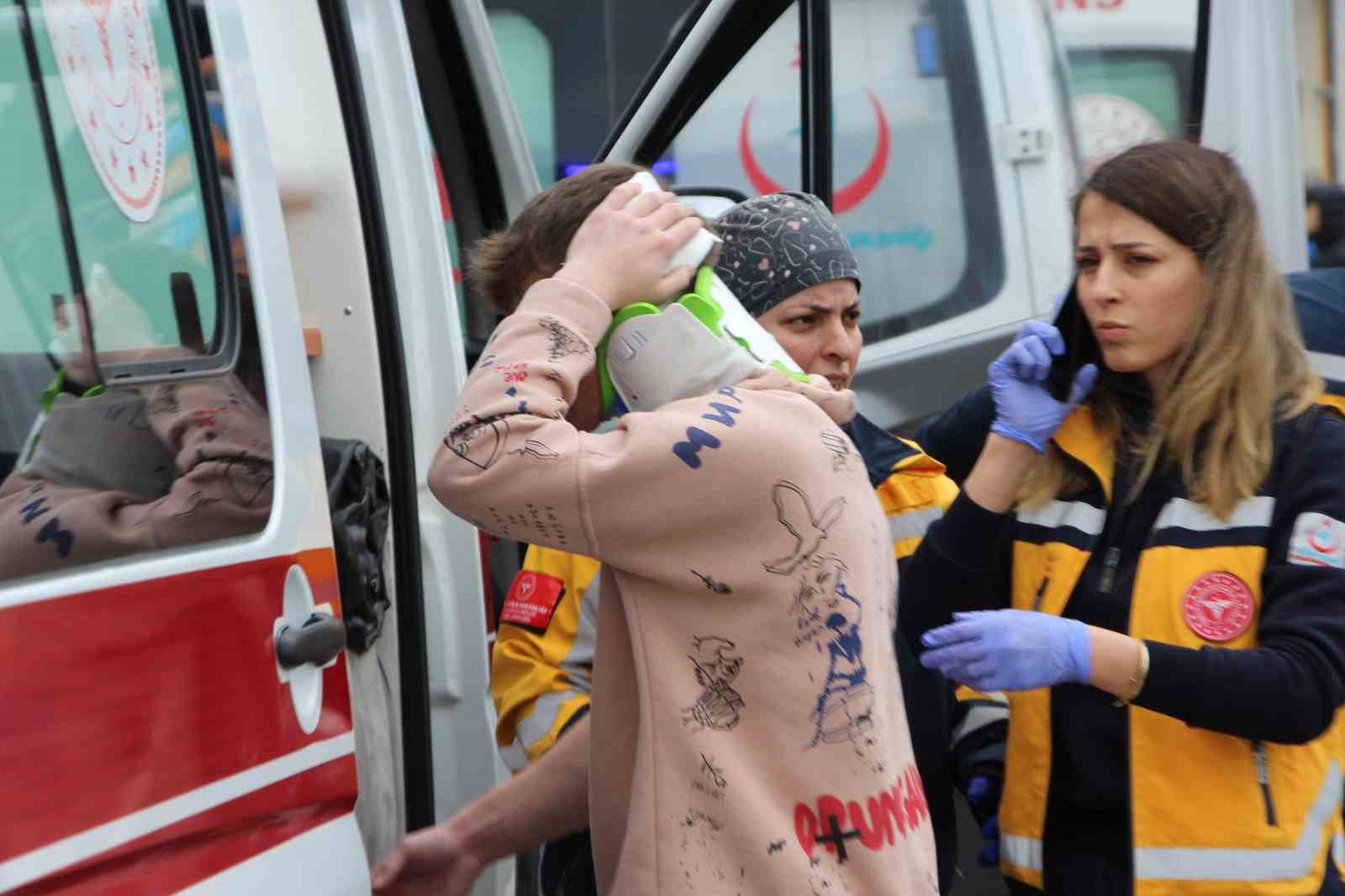 Maça giden taraftarları taşıyan midibüs tıra çarptı: 6 yaralı
