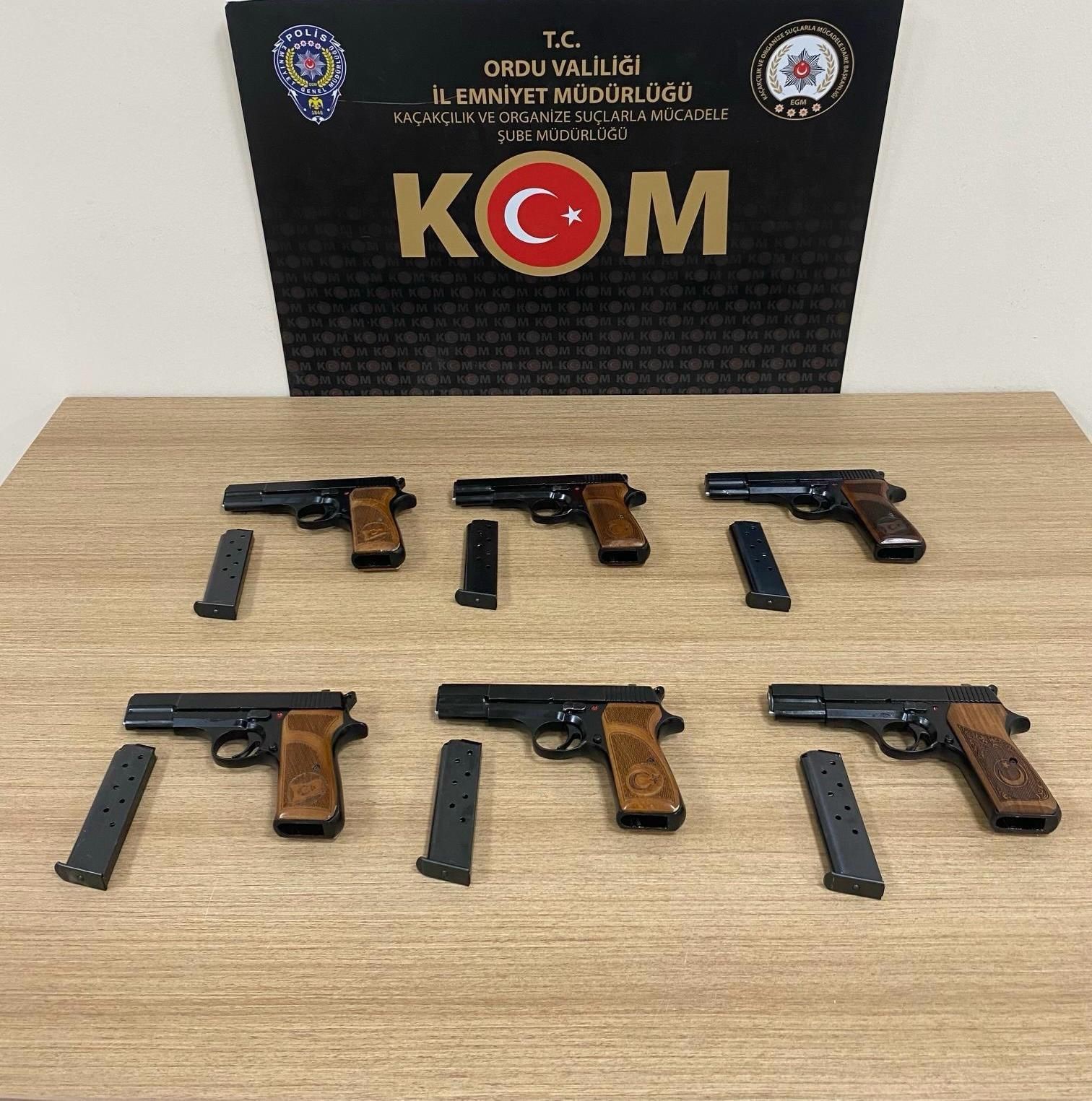 Ordu&rsquo;da otomobilde 6 adet ruhsatsız tabanca ele ge&ccedil;irildi: 1 tutuklama
