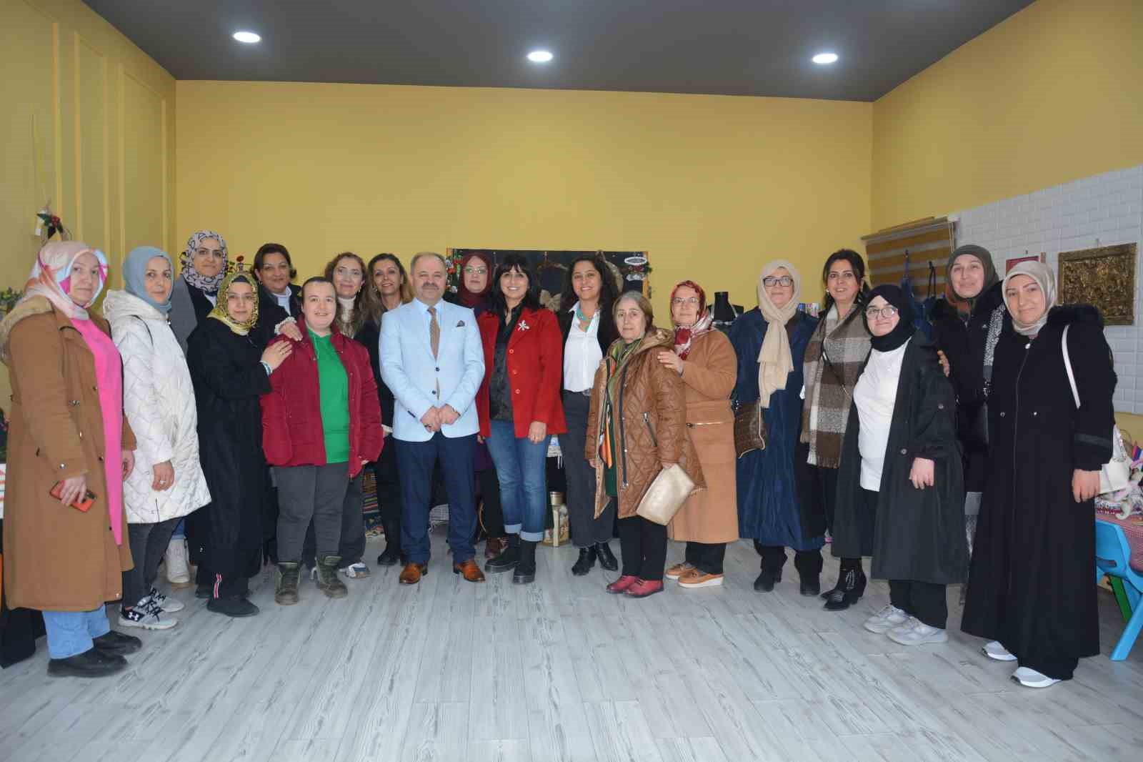 &Ccedil;&ouml;pe atılan her şey sanata d&ouml;n&uuml;şt&uuml;
