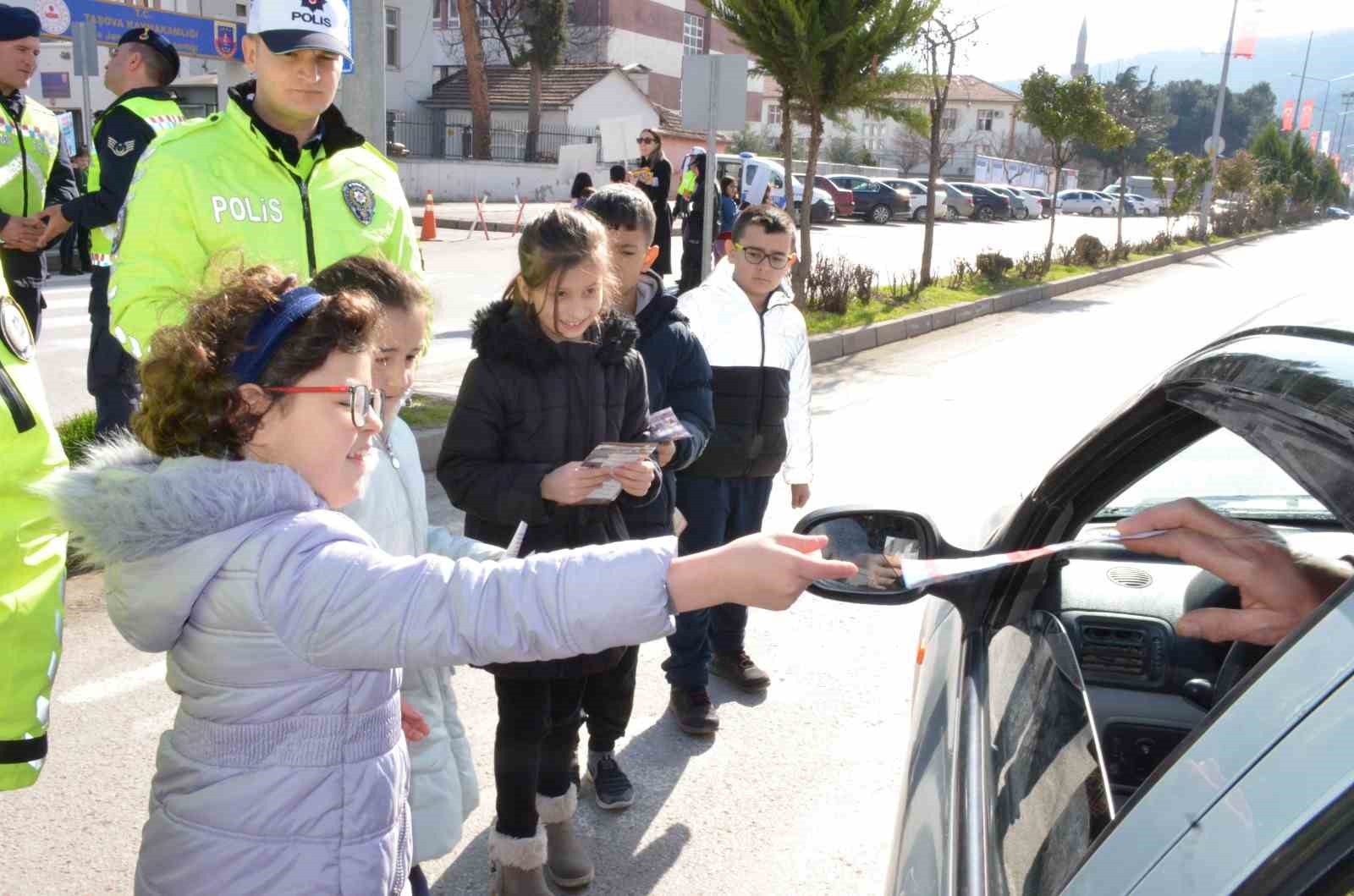 Taşovalı öğrencilerden yaya önceliği etkinliği