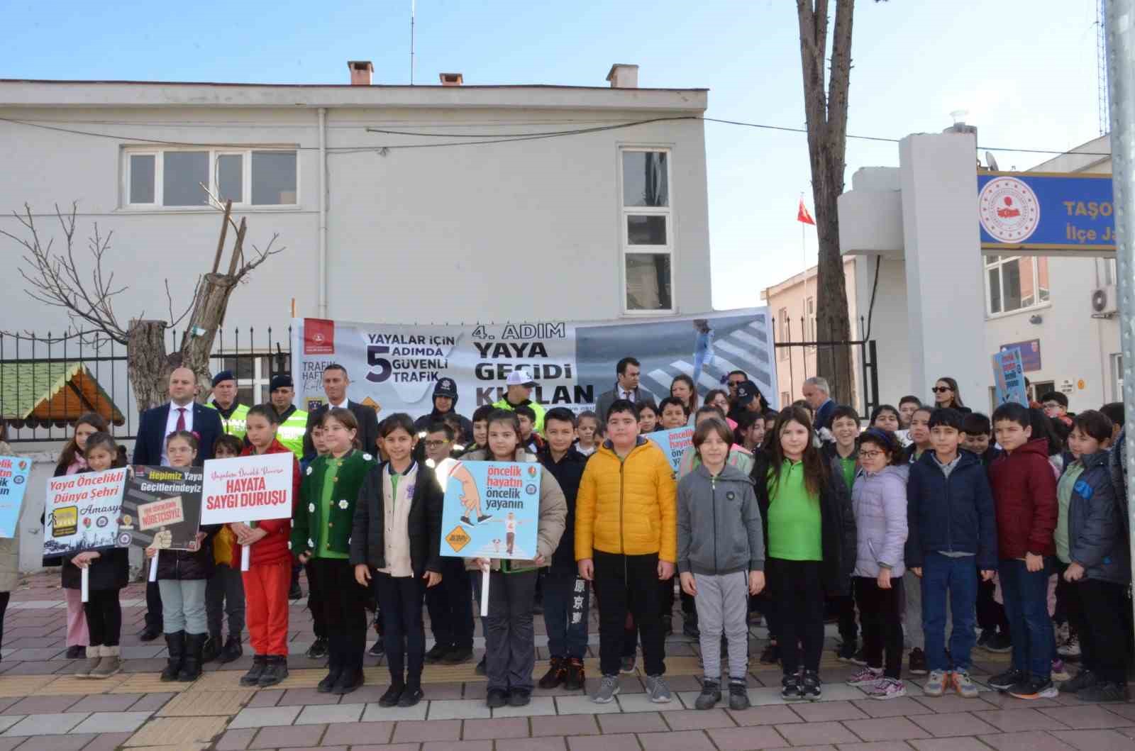 Taşovalı öğrencilerden yaya önceliği etkinliği
