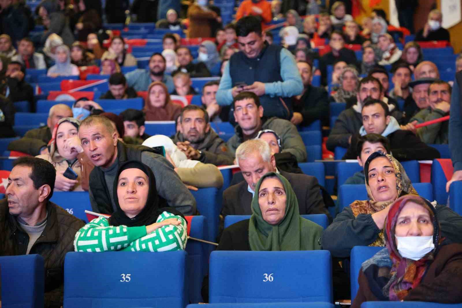 Diyarbakır’da TOKİ şanslıları kura çekiminde ekrana odaklandı