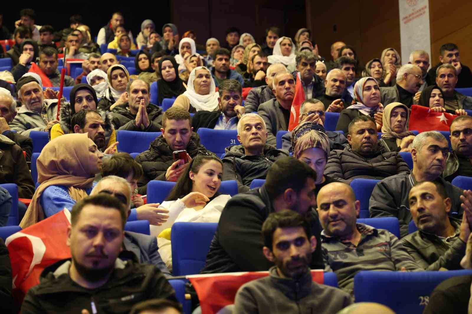 Diyarbakır&rsquo;da TOKİ şanslıları kura &ccedil;ekiminde ekrana odaklandı
