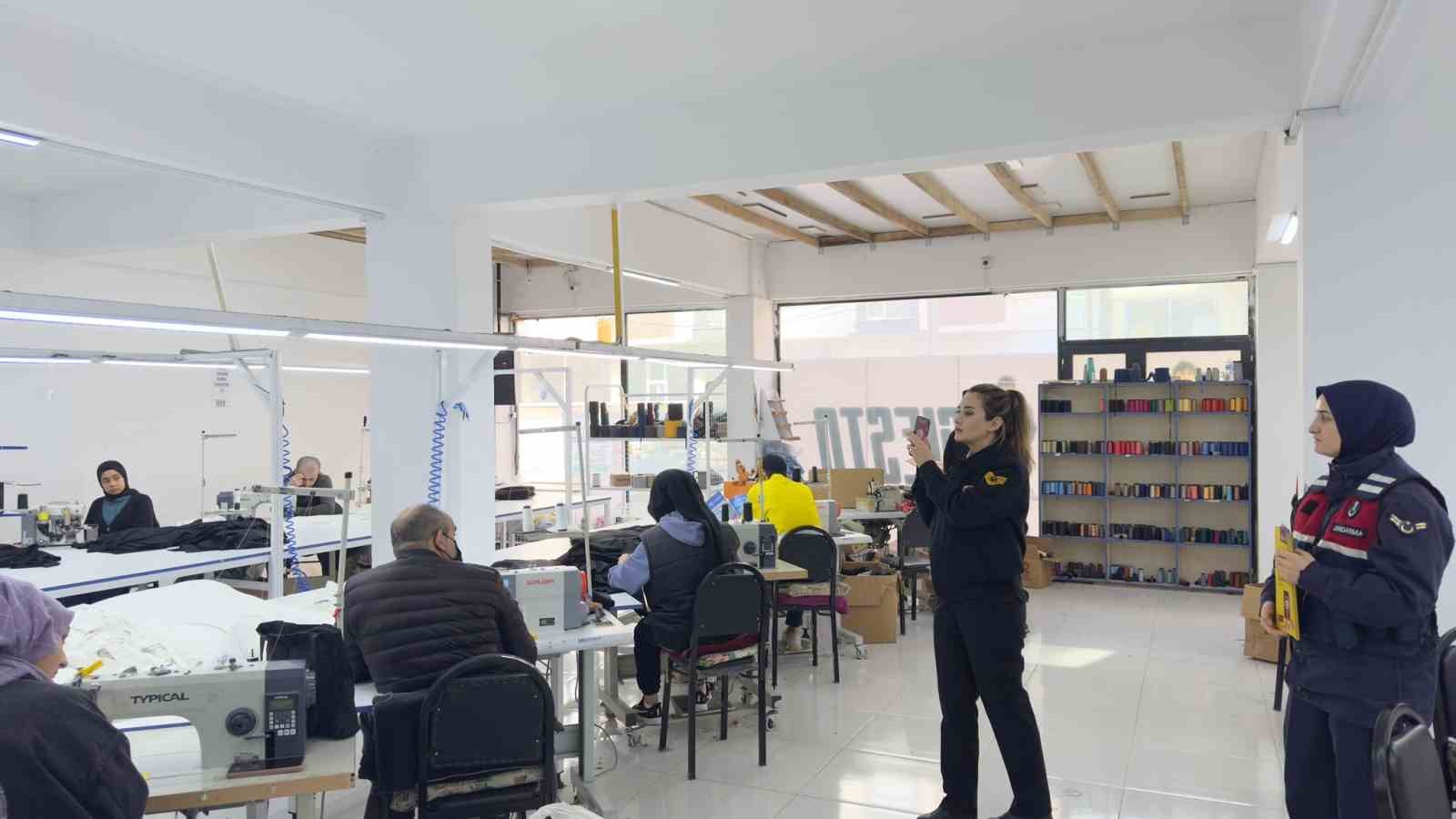 Kadın jandarmalardan sahada bilin&ccedil;lendirme faaliyeti
