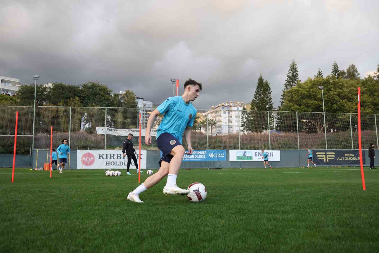 Alanyaspor&rsquo;da Fatih Karag&uuml;mr&uuml;k ma&ccedil;ı hazırlıkları başladı
