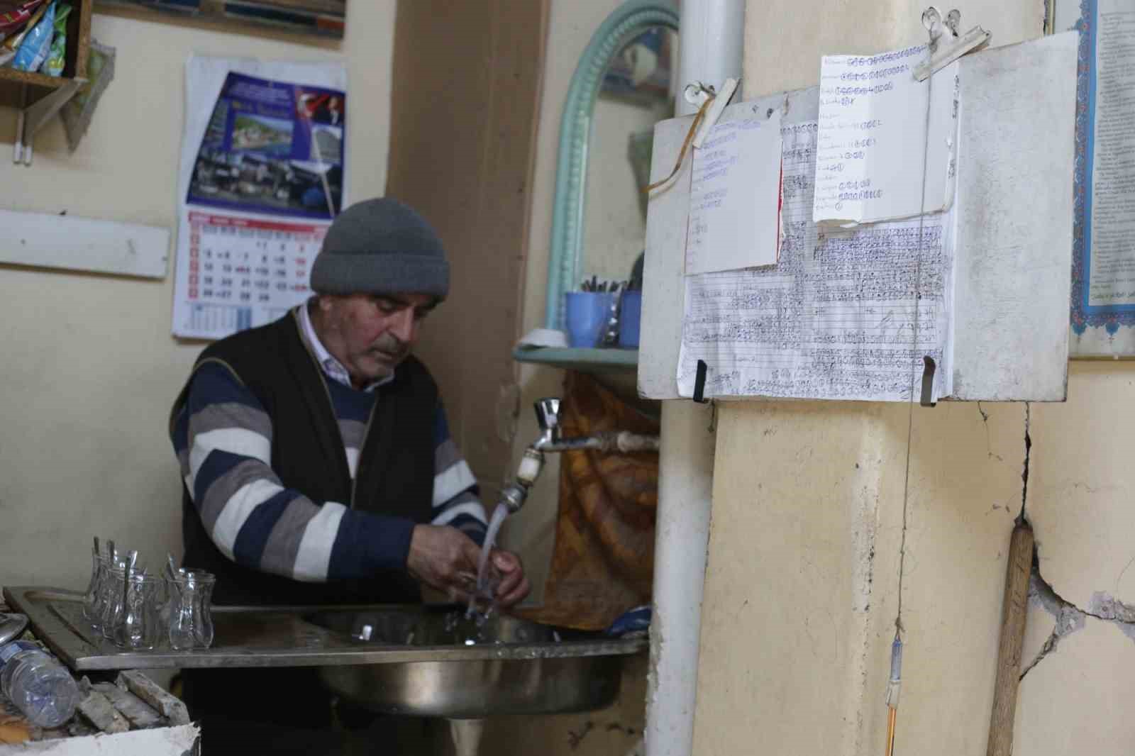 Depremde hayatını kaybeden esnafın hatırasını not listesinde yaşatıyor