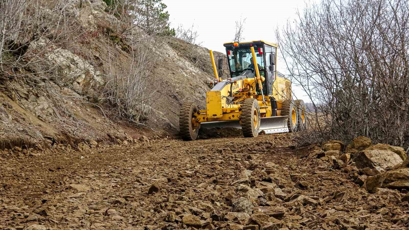 Tokat&rsquo;ta heyelan nedeniyle ikiye ayrılan k&ouml;y&uuml;n ulaşımı i&ccedil;in &ccedil;alışmalar s&uuml;r&uuml;yor
