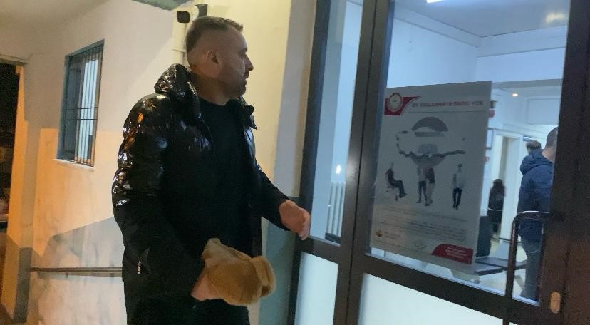 Ticari takside unutulan &ccedil;antayı fark eden şof&ouml;r karakola teslim etti
