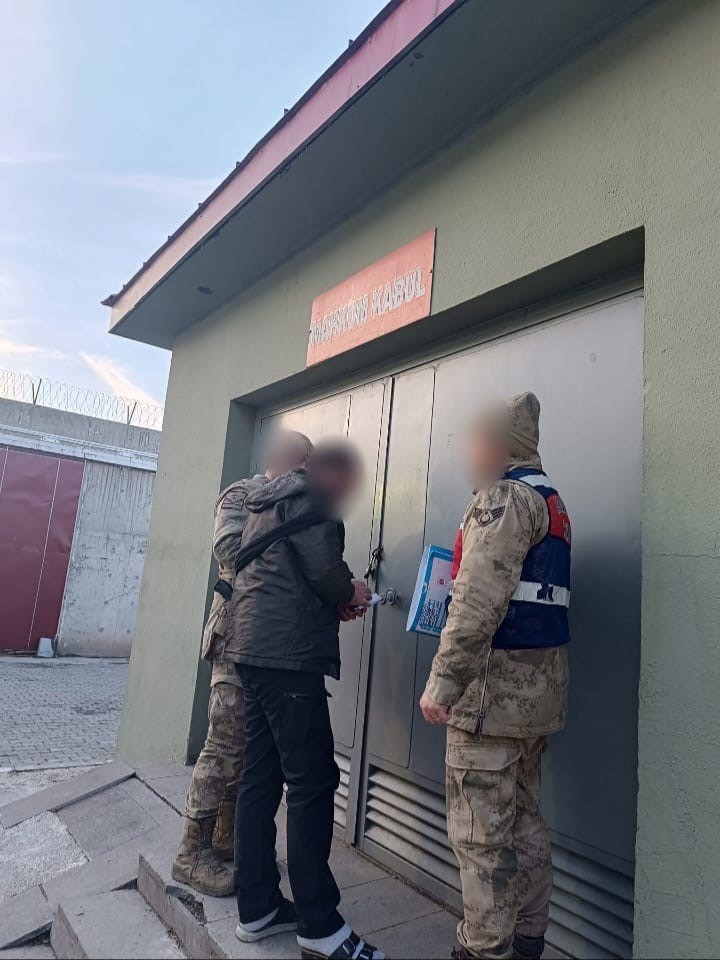Ağrı&rsquo;da 4 firari yakalandı
