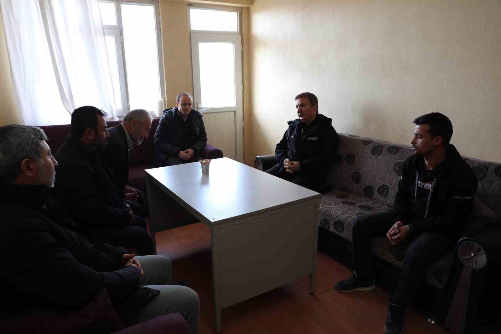 Vali Aydoğdu, madencilerin ailelerini yalnız bırakmıyor
