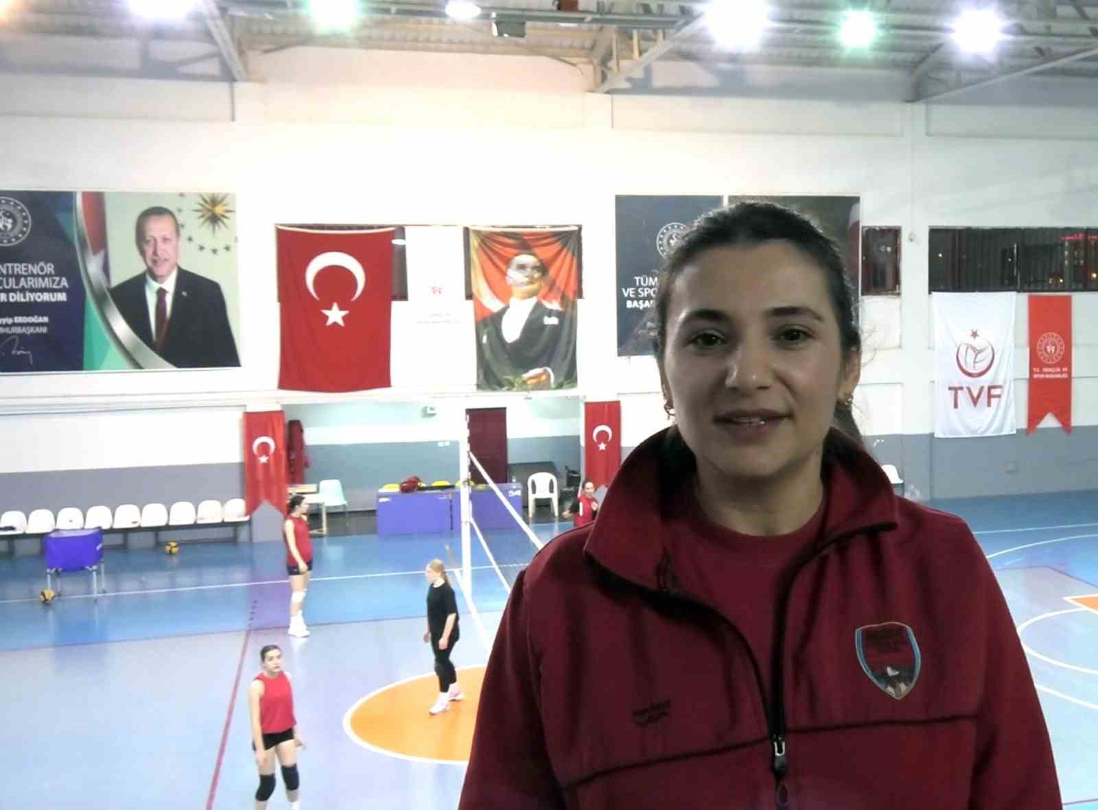 Depremzede kadın sporcular, voleybolda başarılara imza atıyor
