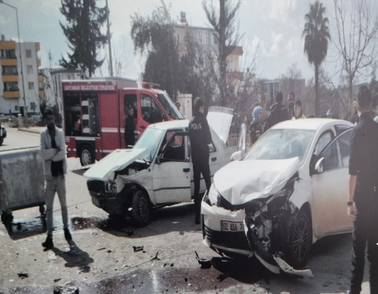 İki otomobil &ccedil;arpıştı: 1 yaralı
