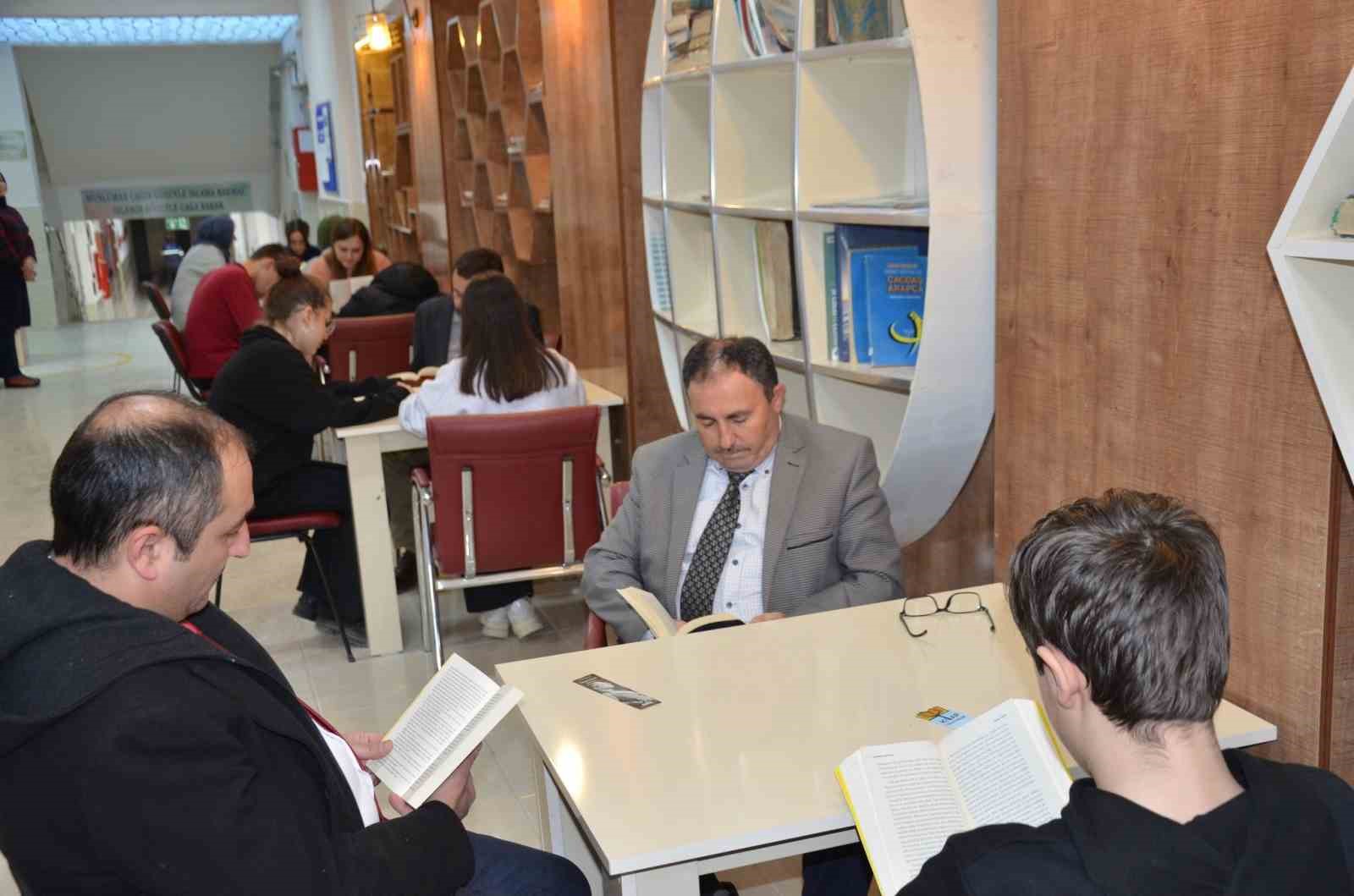 Kaymakam Seyman &ouml;ğrencilerle birlikte kitap okudu
