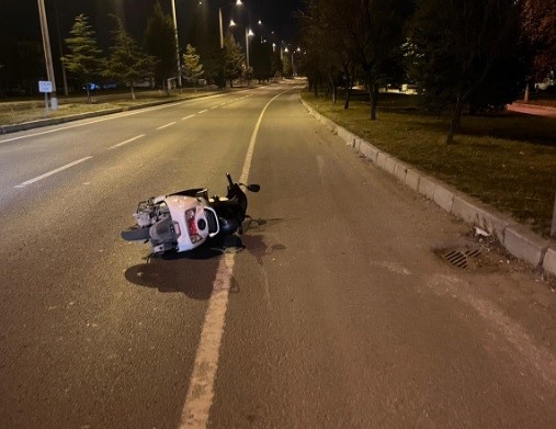 K&ouml;peğe &ccedil;arpan motosiklet s&uuml;r&uuml;c&uuml;s&uuml; yaralandı
