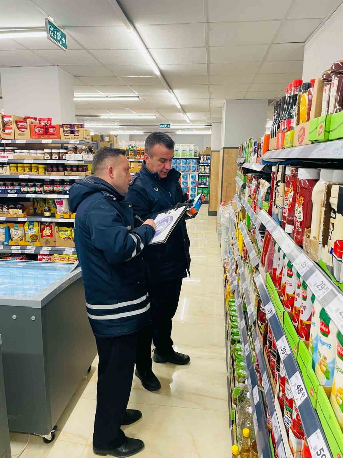 Lapseki’de Zabıta ekipleri, süpermarket ve zincir marketlerde fiyat ve etiket denetimi yaptı