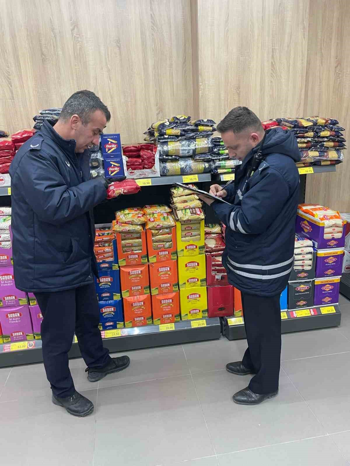 Lapseki&rsquo;de Zabıta ekipleri, s&uuml;permarket ve zincir marketlerde fiyat ve etiket denetimi yaptı
