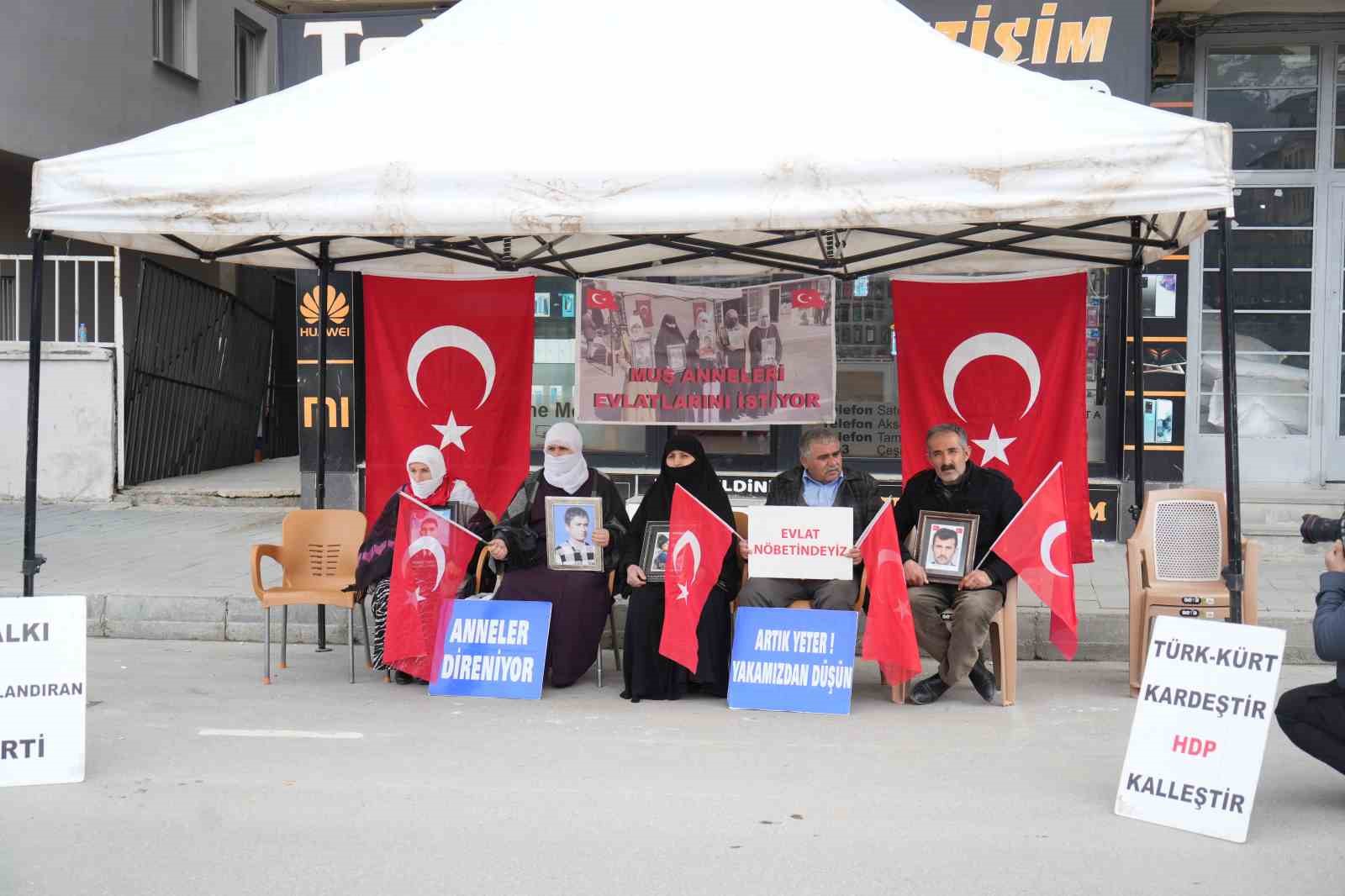 Muş’ta ailelerin evlat nöbeti devam ediyor