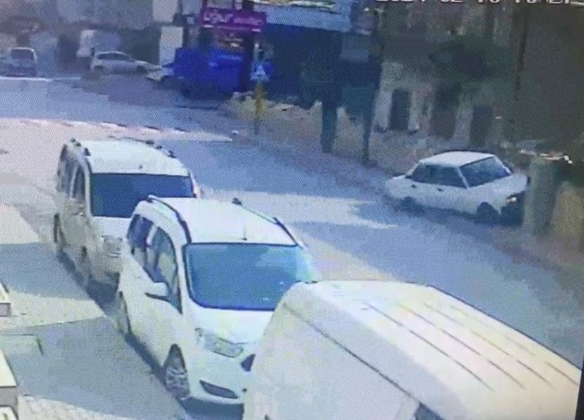 Karaman’da otomobilin duvara çarpma anı kamerada
