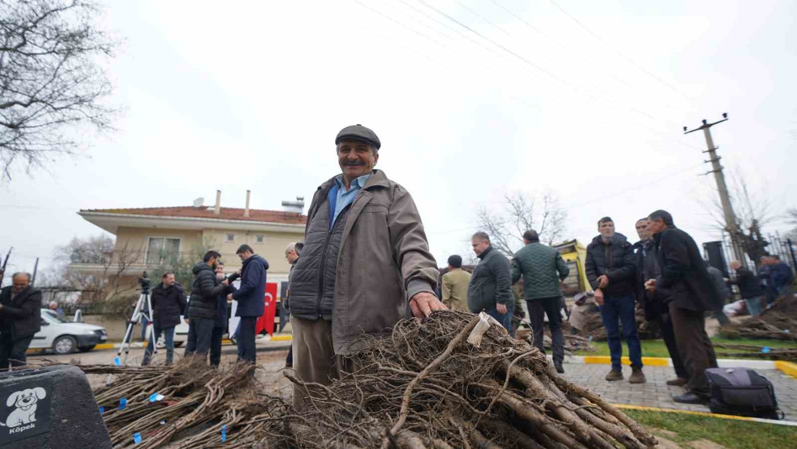 Balıkesir B&uuml;y&uuml;kşehir&rsquo;den &uuml;reticilere meyve fidanı desteği
