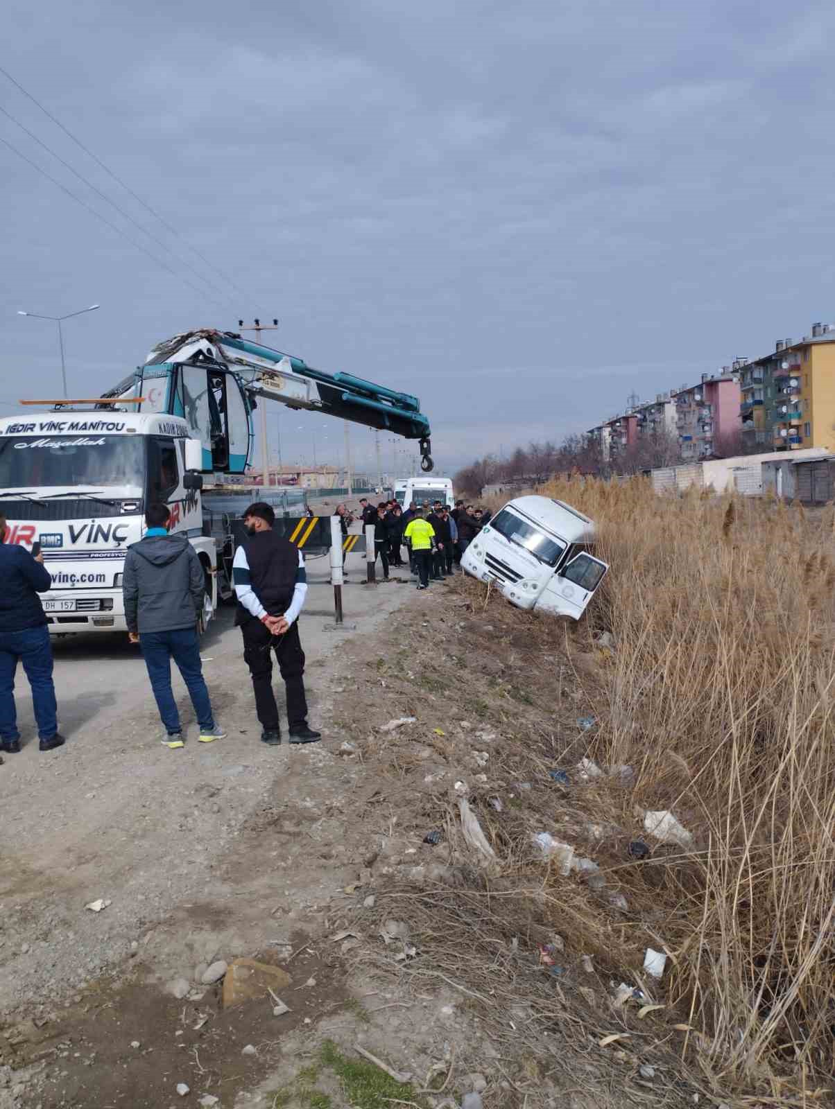 Yolcu minibüsü tahliye kanalına düştü
