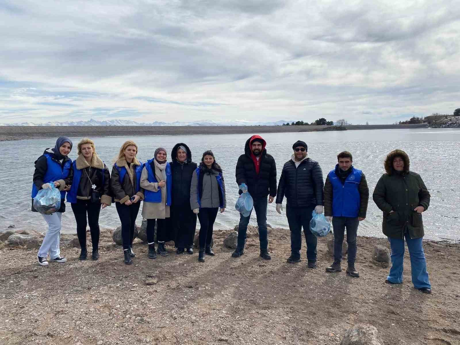 G&ouml;n&uuml;ll&uuml; gen&ccedil;ler baraj etrafında &ccedil;&ouml;p topladı
