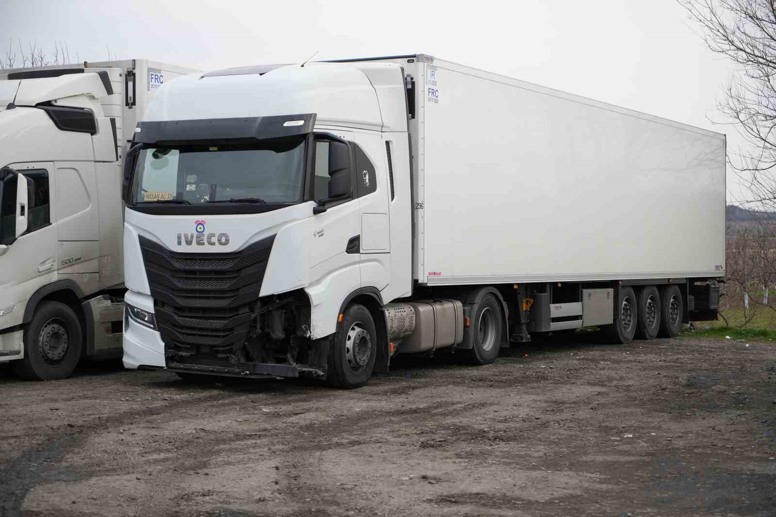 Edirne&rsquo;de otomobil ile tır &ccedil;arpıştı: 1 yaralı
