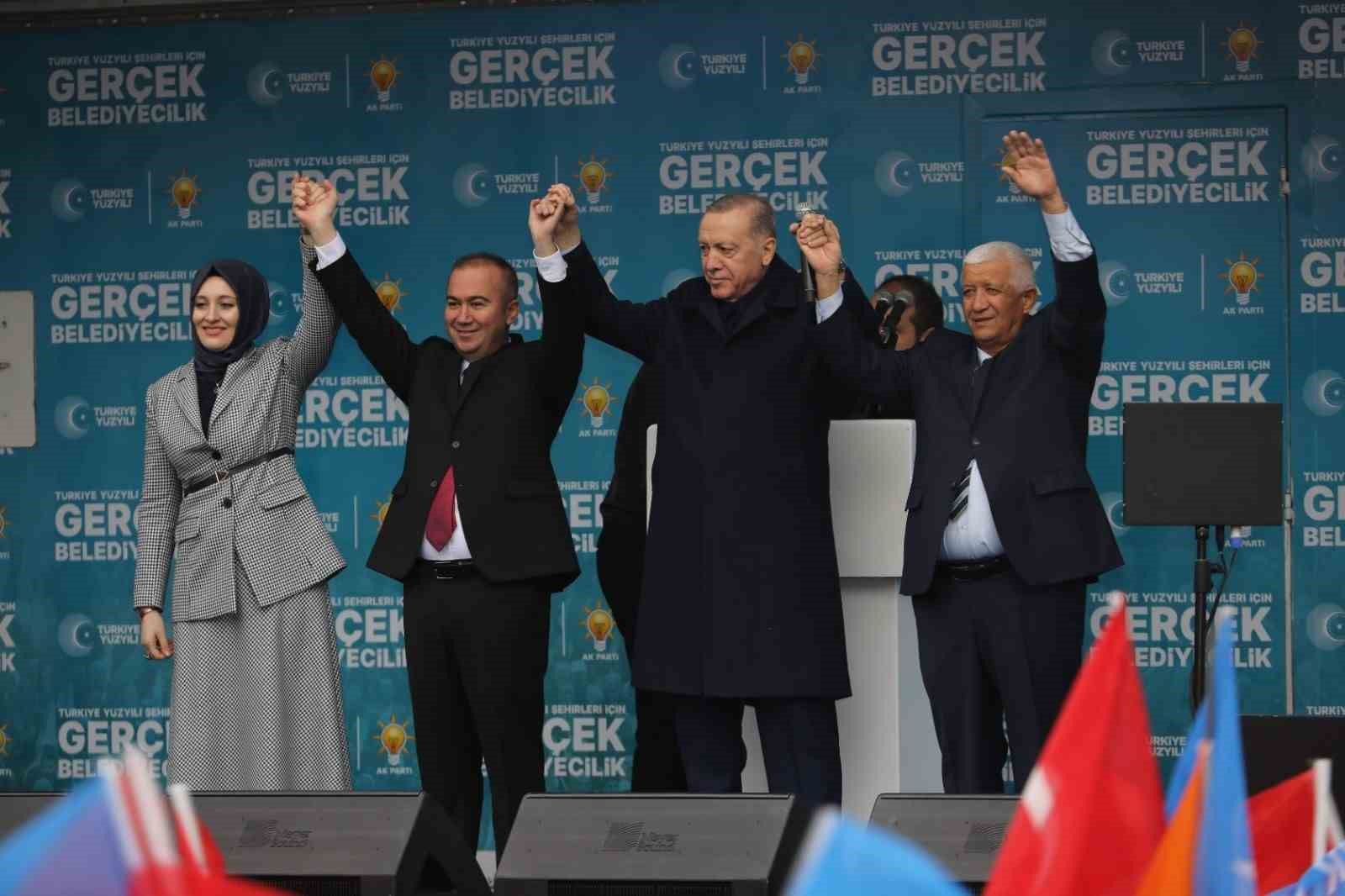 Cumhurbaşkanı Erdoğan: “Her konuda atıp tutan adayları kendi haline bırakın, varsın onlar kendi tiyatrolarını çeviredursunlar”
