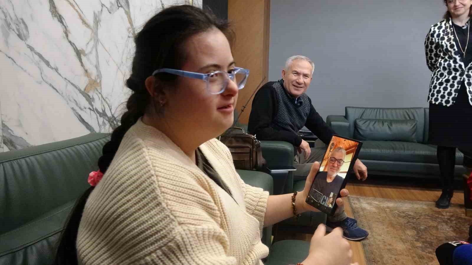 &Ccedil;anakkale Emniyet M&uuml;d&uuml;r&uuml;, down sendromlu Ecem&rsquo;in Cengiz Kurtoğlu ile g&ouml;r&uuml;şme hayalini ger&ccedil;ekleştirdi
