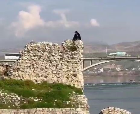 Cizre Kalesi’nden nehre atlamaya kalkışan genç kızı polis ikna ederek aşağı indirdi