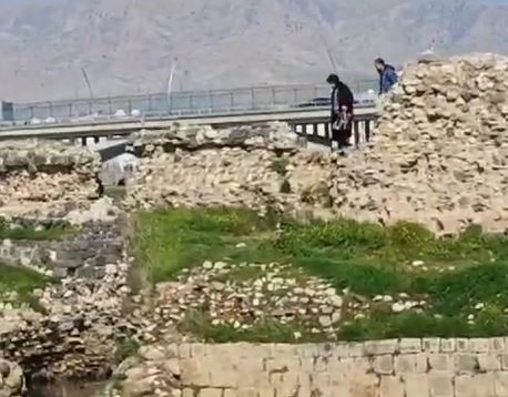 Cizre Kalesi&rsquo;nden nehre atlamaya kalkışan gen&ccedil; kızı polis ikna ederek aşağı indirdi
