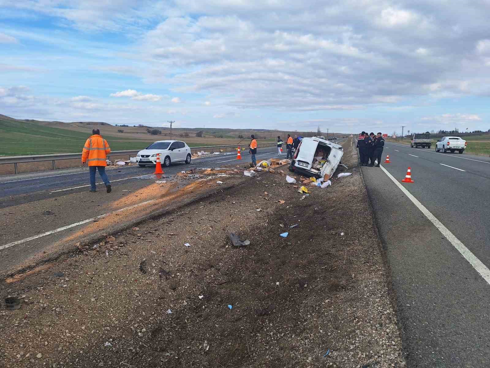 Takla atan kamyonet hurdaya d&ouml;nd&uuml;: S&uuml;r&uuml;c&uuml; &ouml;l&uuml;mden d&ouml;nd&uuml;
