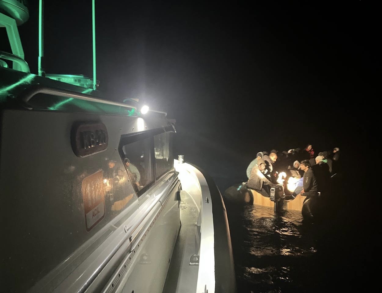 Ayvacık a&ccedil;ıklarında 35&rsquo;i &ccedil;ocuk 89 ka&ccedil;ak g&ouml;&ccedil;men kurtarıldı 