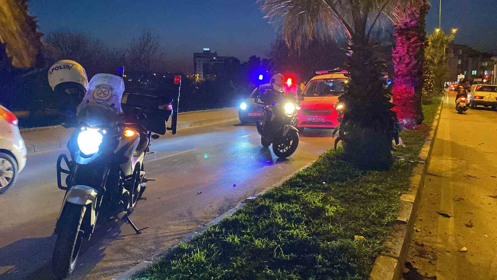 &Ccedil;anakkale&rsquo;de iki motosiklet &ccedil;arpıştı: 3 yaralı
