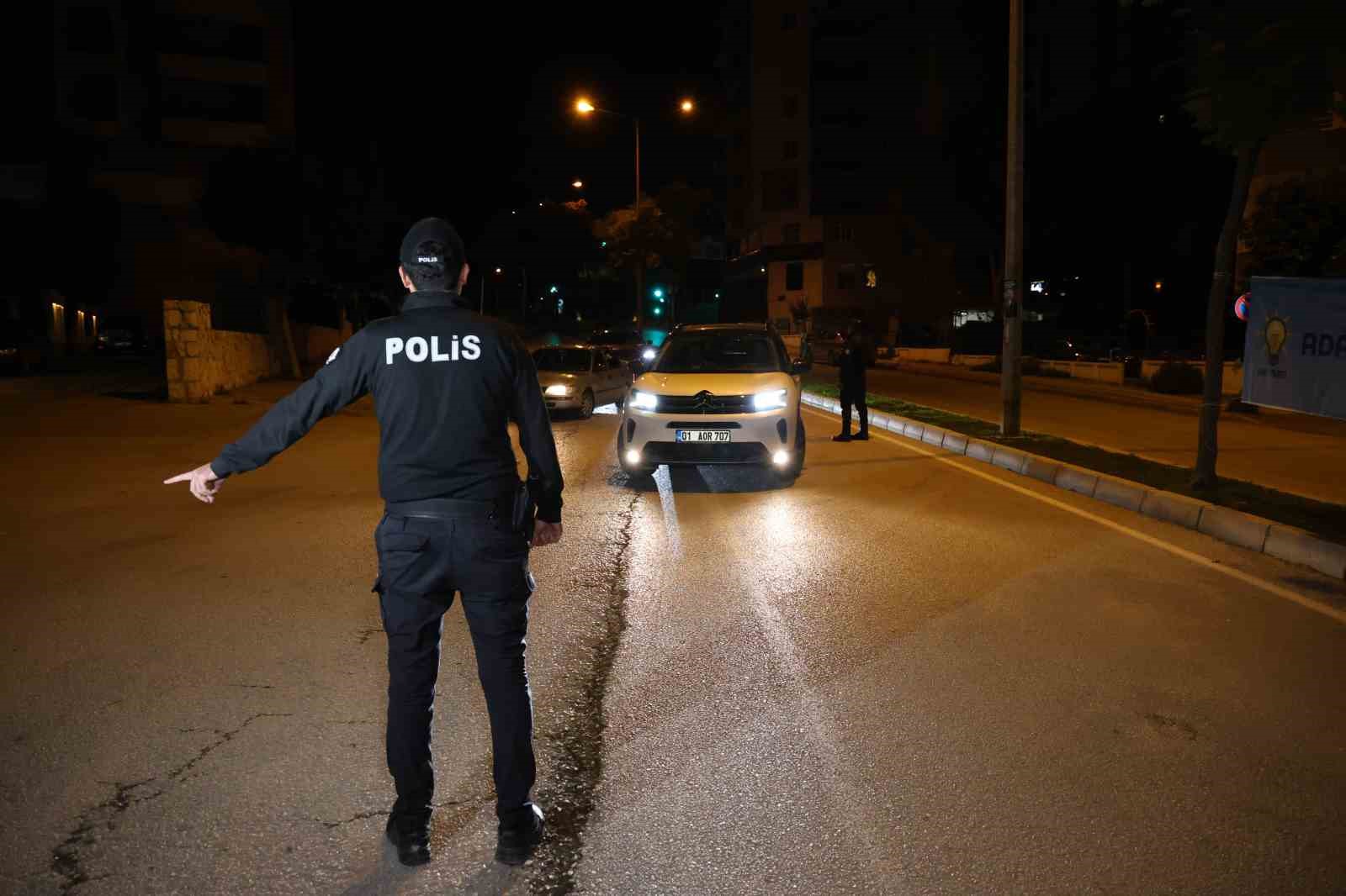 Çukurova polisi giriş-çıkışı kapattığı mahallede uygulama yaptı