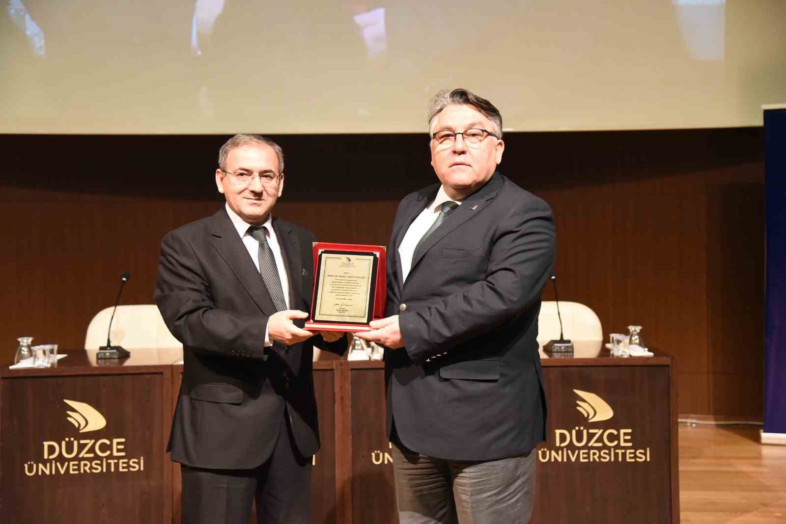 Rekt&ouml;r &Ouml;z&ouml;l&ccedil;er, CLICS Konferansına katıldı
