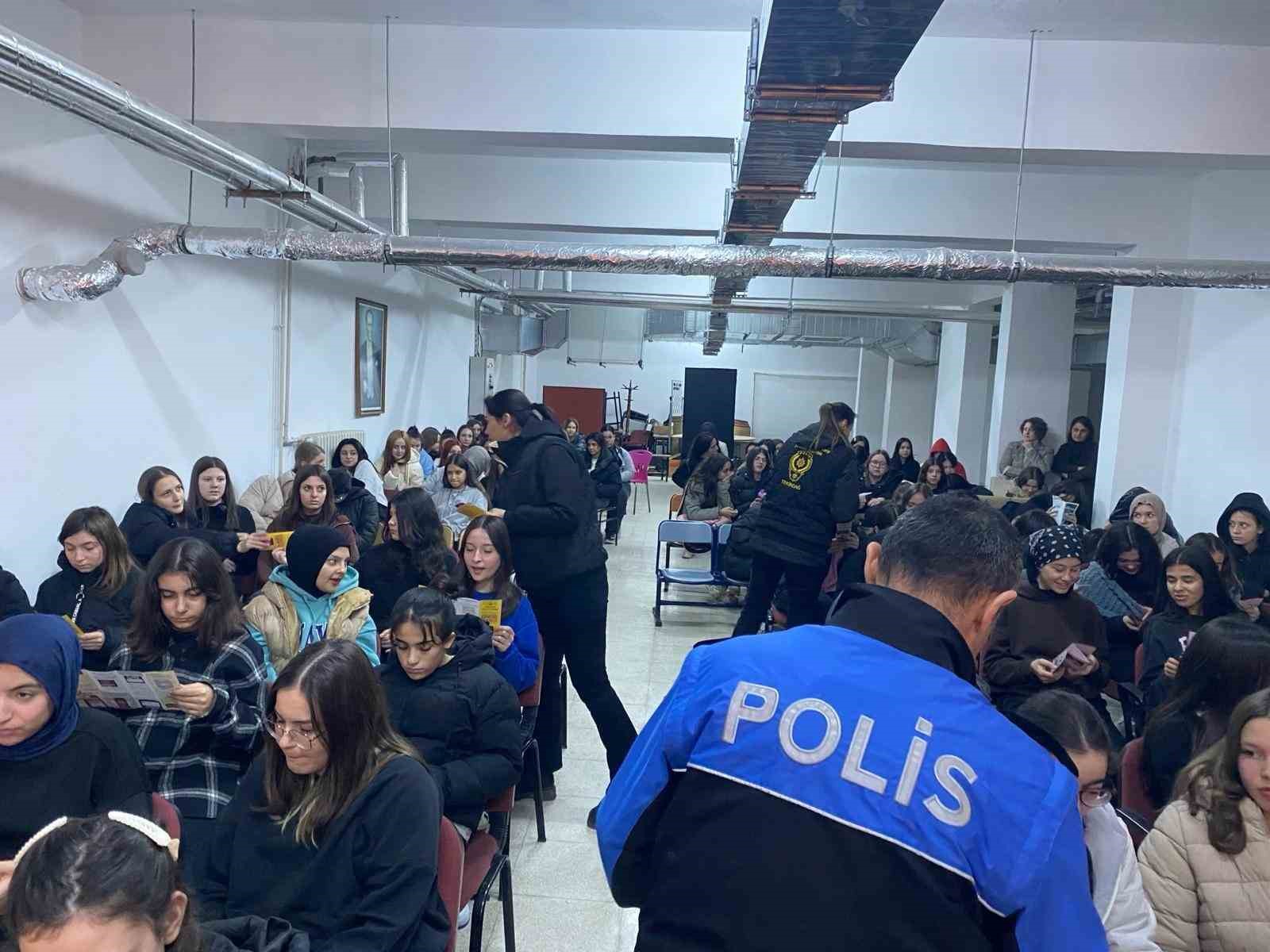 Kız &ouml;ğrencilerine KADES eğitimi
