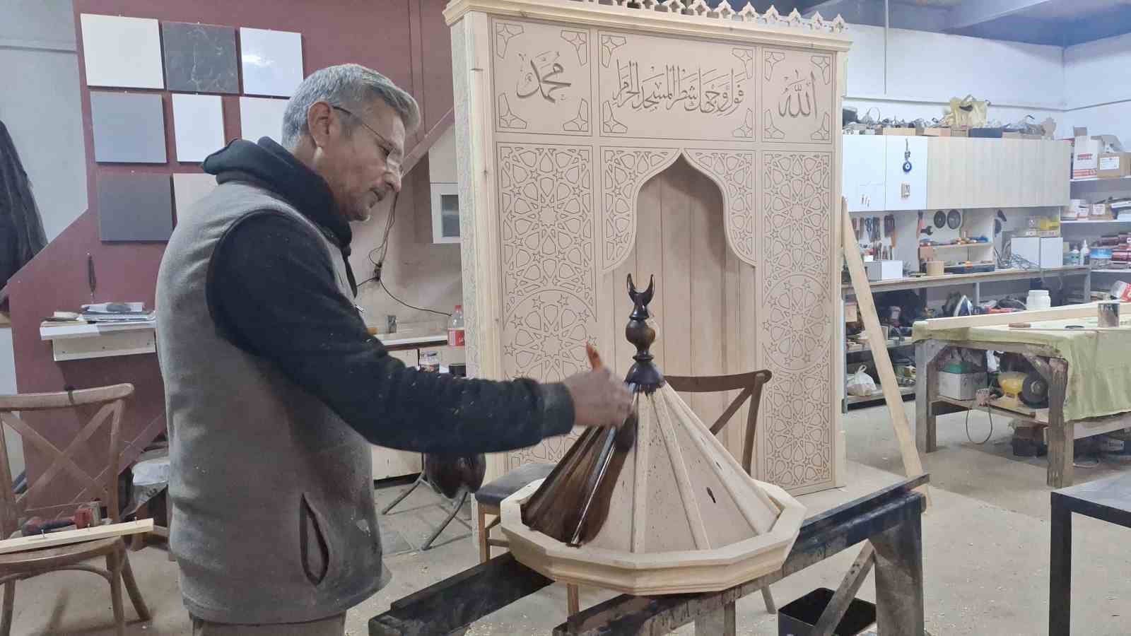 44 yıldır odunları yontuyor
